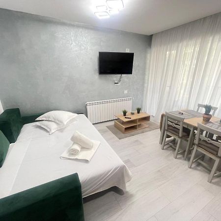 Velier Holiday Apartments Mamaia Buitenkant foto